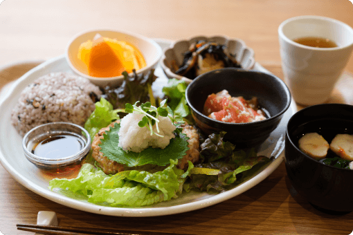 ワンプレートのイカバーグ・トマトの塩麹・じゃがいもとひじきの煮物