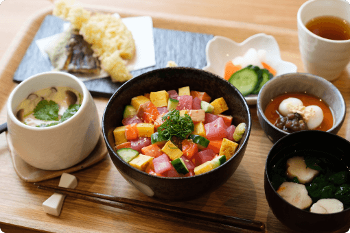 ちらし寿司・茶碗蒸し・てんぷらの盛り合わせ
